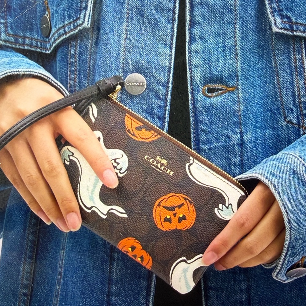 π»ππ» COACH CORNER ZIP WRISTLET IN SIGNATURE CANVAS WITH HALLOWEEN PRINT π»ππ» NWT π» - Picture 5 of 16